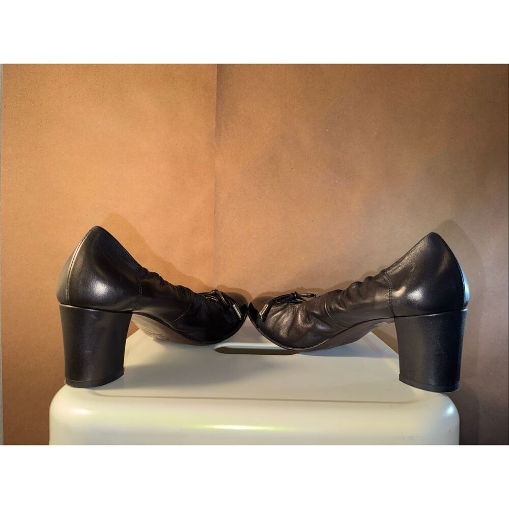 AGL Attilio Giusti Leombruni black leather cap-toe block heel pumps with a bow d - Picture 6 of 9